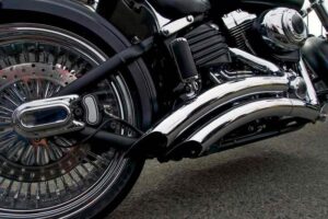 Co powoduje, że motocykl strzela z wydechu? Odkryj przyczyny tego zjawiska!