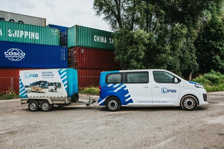 Jakie prawo jazdy potrzebne jest do jazdy z przyczepą do przewozu koni?