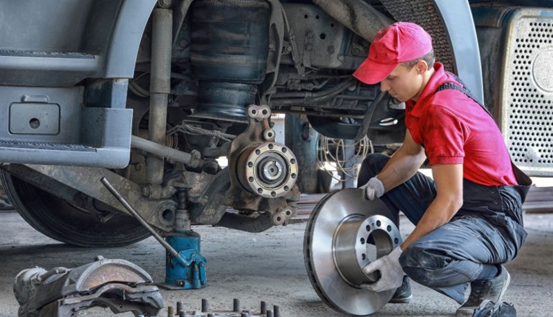 Mobilny mechanik naprawiający ciężarówkę na postoju