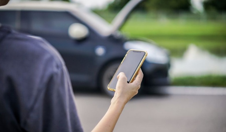 Mobilny serwis samochodowy podczas naprawy auta na drodze