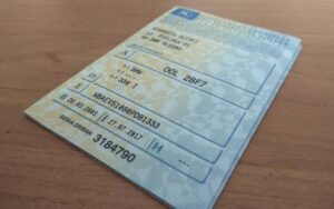 Co warto mieć przy sobie: Dokumenty, które musisz wozić w samochodzie