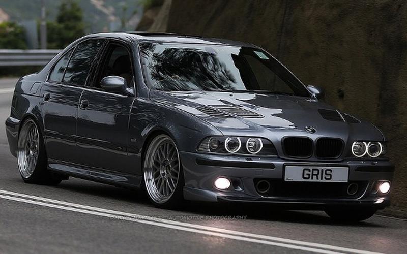 Jak otworzyć bagażnik w BMW E39 bez sprawnego akumulatora?