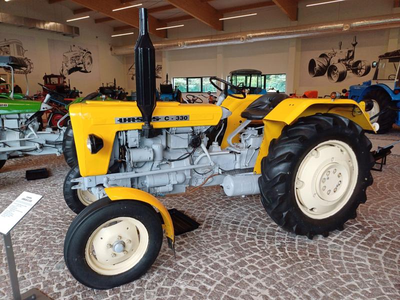 Jak skutecznie podłączyć prostownik do traktora Ursus C 330?