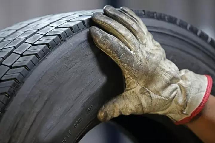 Naprawa przebitej opony krok po kroku