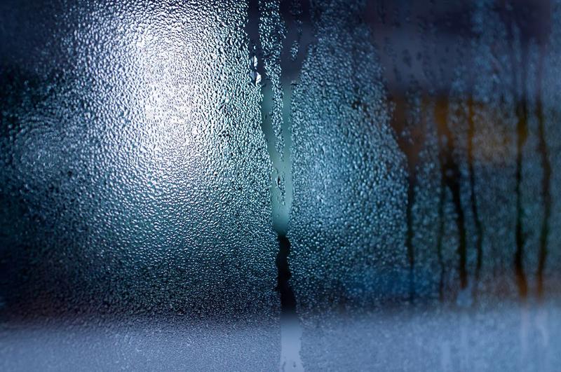 Dlaczego szyby w samochodzie parują od zewnątrz i jak temu zaradzić?