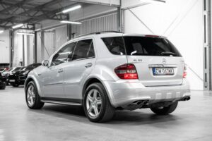 Gdzie znajduje się akumulator w Mercedesie ML? Przewodnik dla kierowców