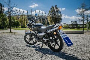 Ile kosztuje wyrobienie prawa jazdy AM w 2023 roku? Sprawdź aktualne stawki!