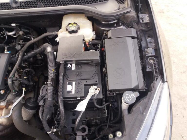 Gdzie szukać akumulatora w Oplu Astrze? Praktyczny przewodnik dla kierowców