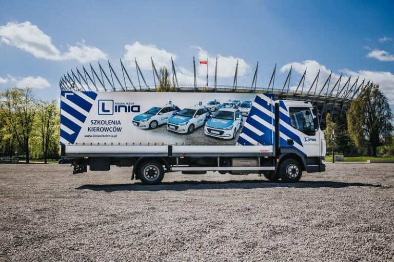 Ile czasu zajmuje zdobycie prawa jazdy kategorii C e? Sprawdź to!