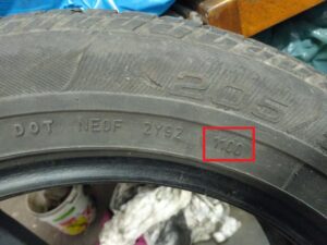 Jak sprawdzić, jaki jest rok produkcji na oponie?